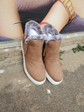 Load image into Gallery viewer, TAN SNEAKER WITH FUR TRIM AND SIDE ZIP